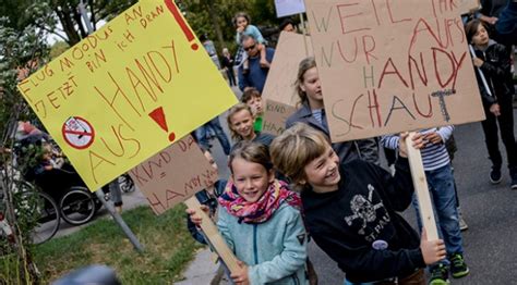 H­a­m­b­u­r­g­­d­a­ ­ç­o­c­u­k­l­a­r­d­a­n­ ­f­a­z­l­a­ ­t­e­l­e­f­o­n­ ­k­u­l­l­a­n­a­n­ ­e­b­e­v­e­y­n­l­e­r­i­n­e­ ­p­r­o­t­e­s­t­o­